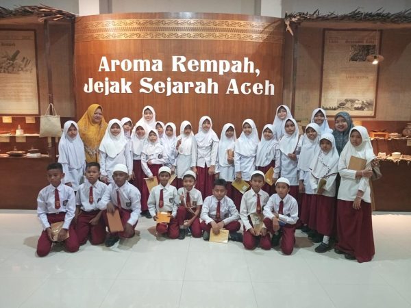 Kegiatan berkunjung ketempat sejarah Aceh Kegiatan berkunjung ketempat sejarah Aceh